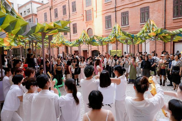 启幕在绿色帐篷下“城市野餐”不朽情缘2025年外滩建筑节(图7) 启幕在绿色帐篷下“城市野餐”不朽情缘2025年外滩建筑节(图7)